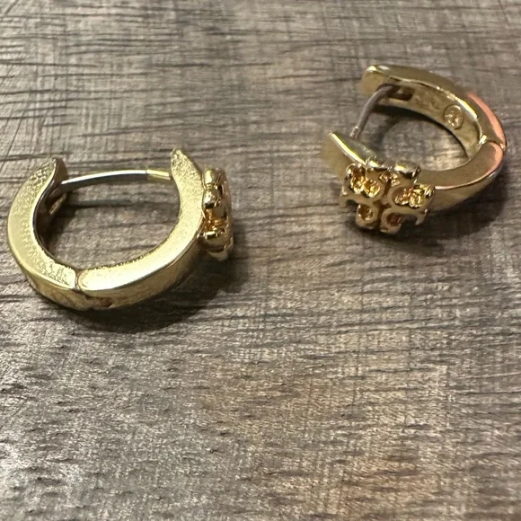 New Auth TORY BURCH ICON HUGGIE EARRINGS in Gold on TB Earring Card - Picture 10 of 12